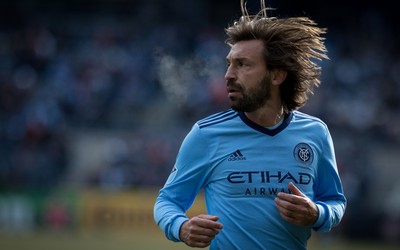 绿茵体育焦点-以前捧现在踩